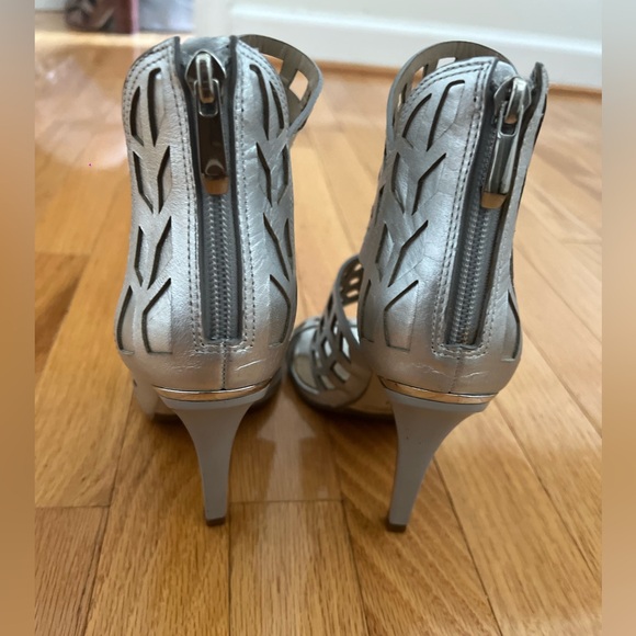 BCBG MAXAZRIA MAVEN LASER-CUT SANDAL SILVER IN SIZE 7.5 - Picture 9 of 13